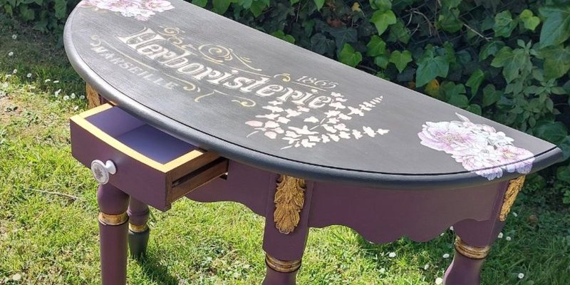 Consola restaurada con pintura a la tiza, transferencias y estarcido