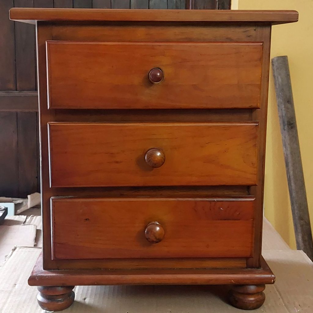 Mesita antes de ser restaurada