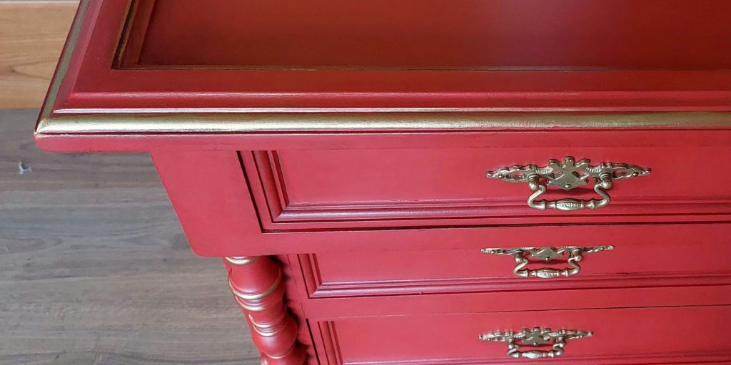 Mueble isabelino rojo y dorado