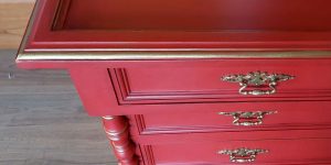 Mueble isabelino rojo y dorado