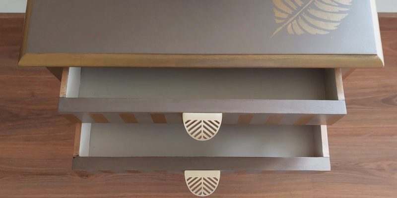 Mesilla con los cajones abiertos