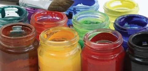 Botes de pintura de colores juntos