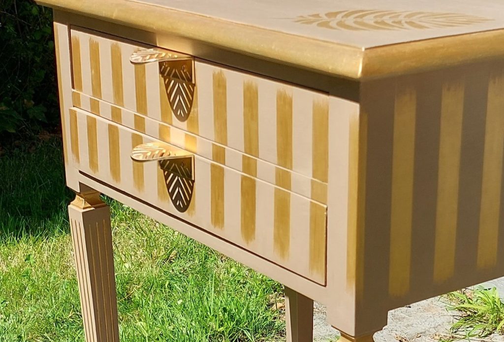 Parte frontal de una mesita de dos cajones decorada