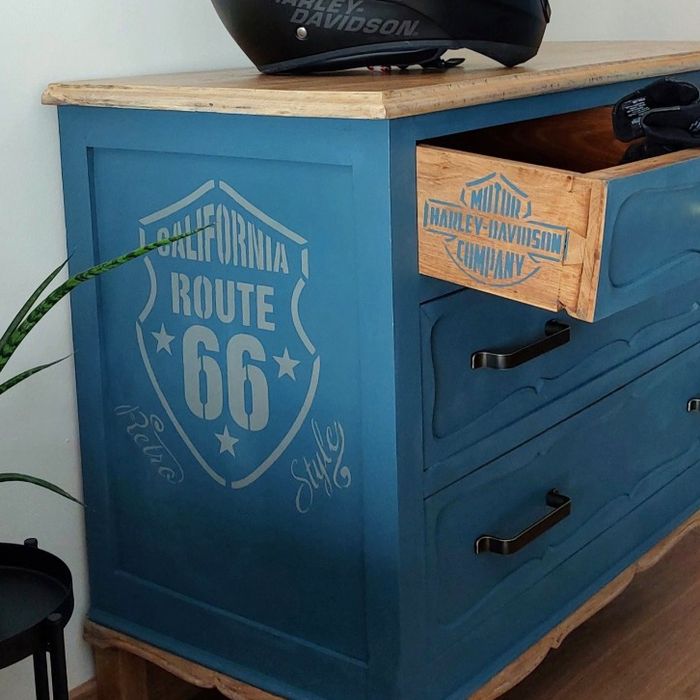 Mueble restaurado de forma personalizada. La personalización es una de las razones para restaurar muebles viejos.