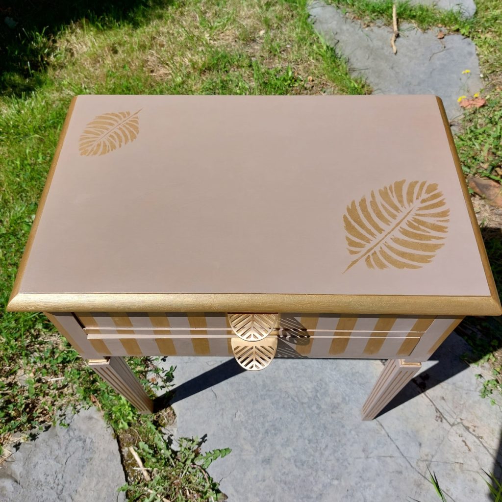 Parte superior de la mesita, decorado con hojas de planta en dorado