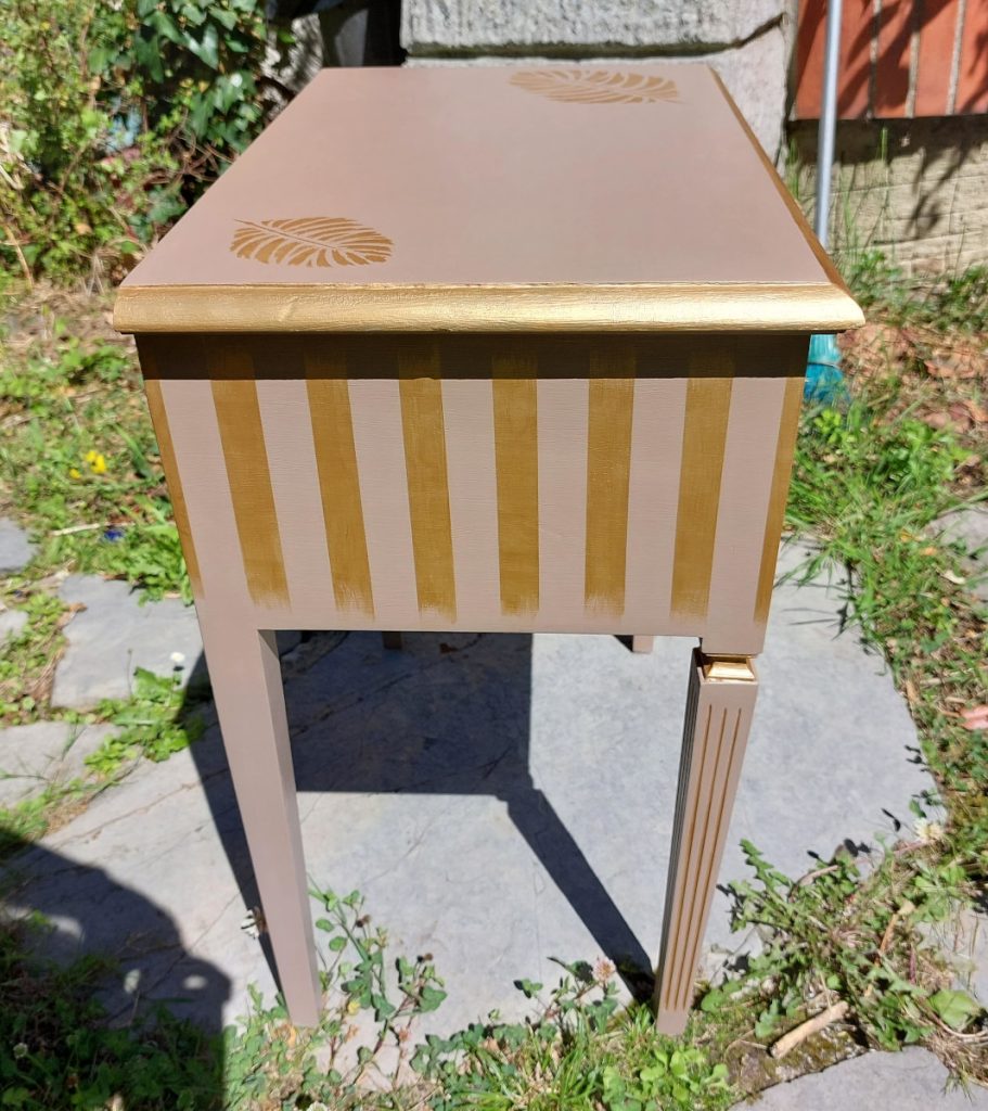 Otras vista del lateral de la mesita decorada