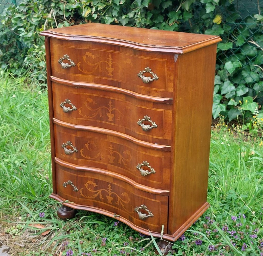 Mueble de madera con cuatro cajones