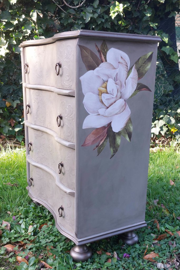 Mueble pintado con una magnolia en transferencia lateral
