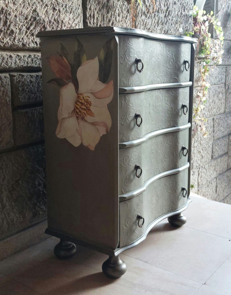 Mueble con relieves y transferencias laterales