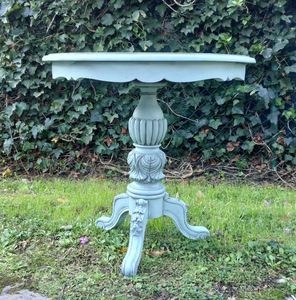 Vista frontal de mesa pintada en azul claro