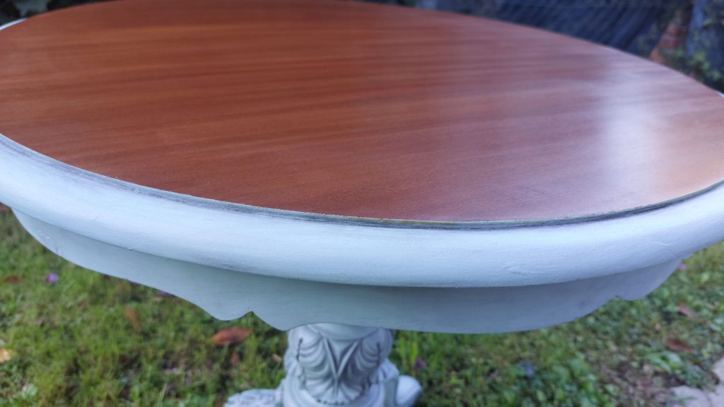 Parte superior de la mesa en madera color nogal