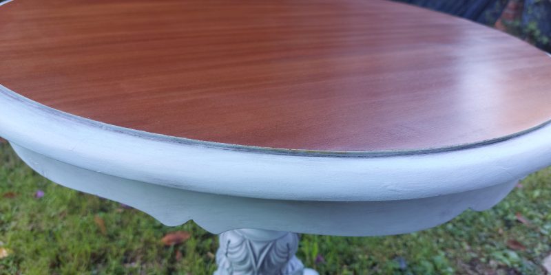 Parte superior de la mesa en madera color nogal