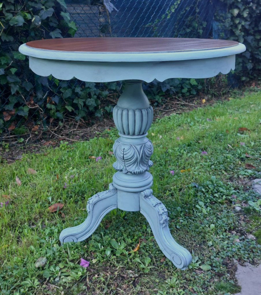 Mesa alta pintada en azul claro conservando la parte superior en color nogal