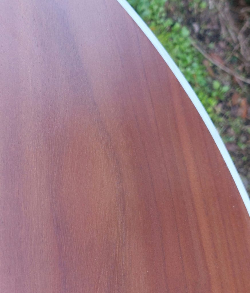 Parte superior de la mesa en madera color nogal