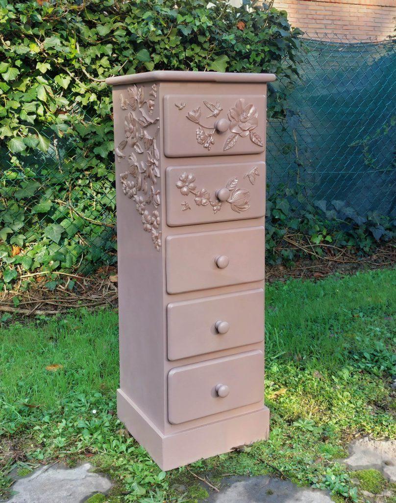 Mueble de cinco cajones pintado en rosa pálido