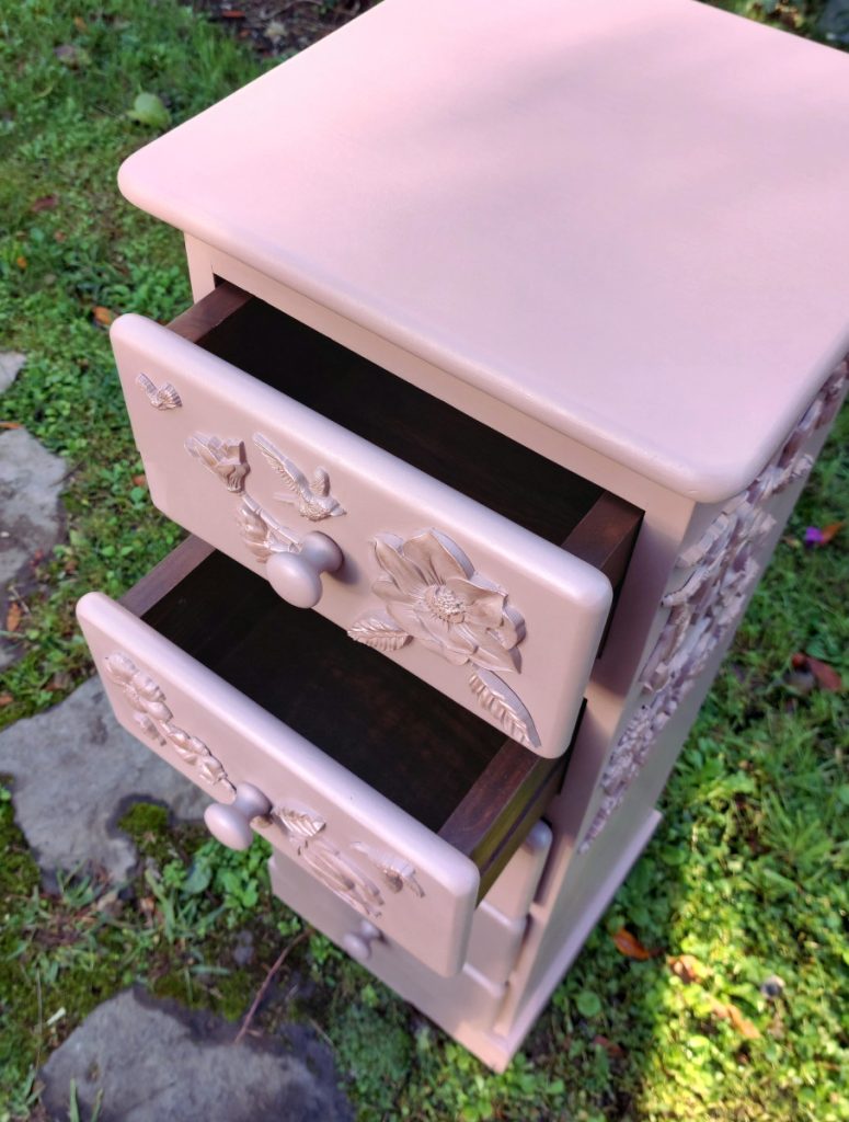 Dos cajones abiertos para ver el interior