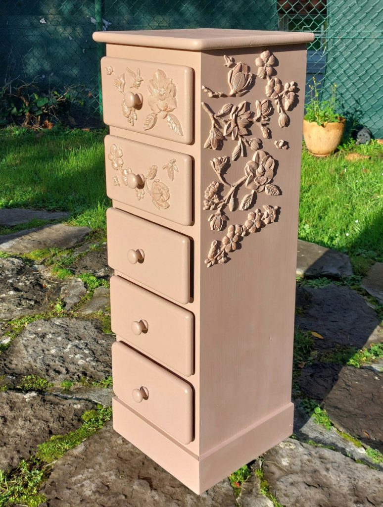 Muebles color rosa pálido con aplicaciones de flores y pájaros