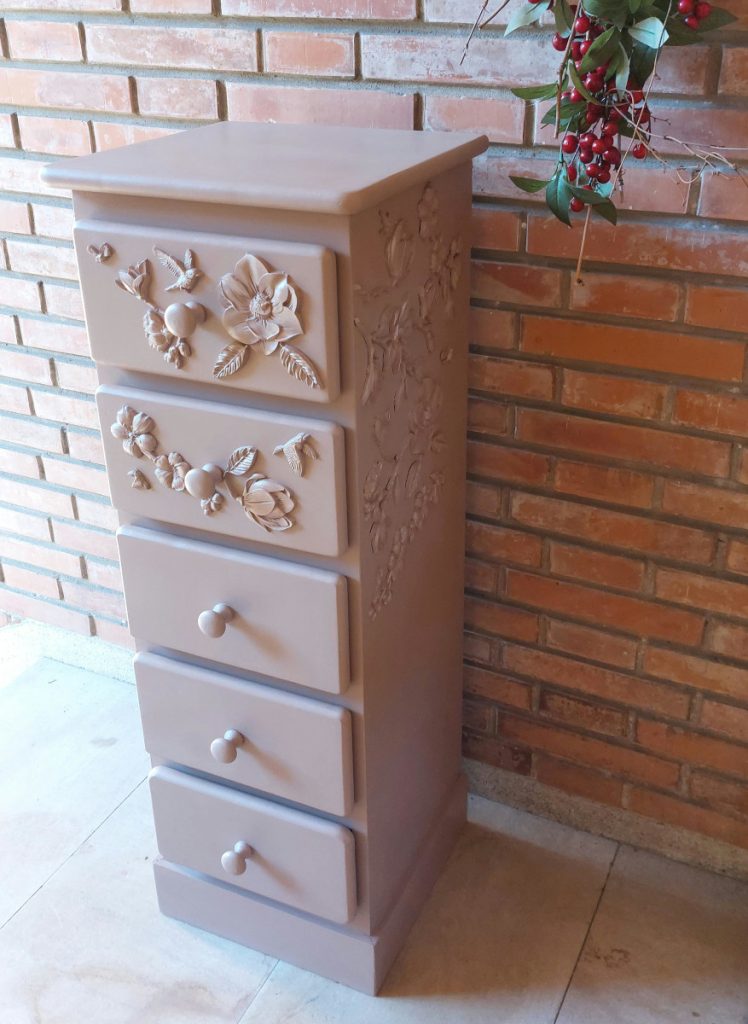 Mueble color rosa pálido con aplicaciones de flores y pájaros