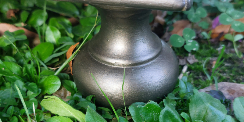 Pata de mueble restaurada con pintura metalizada color cobre