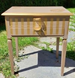 Frontal de mesilla de dos cajones decorada