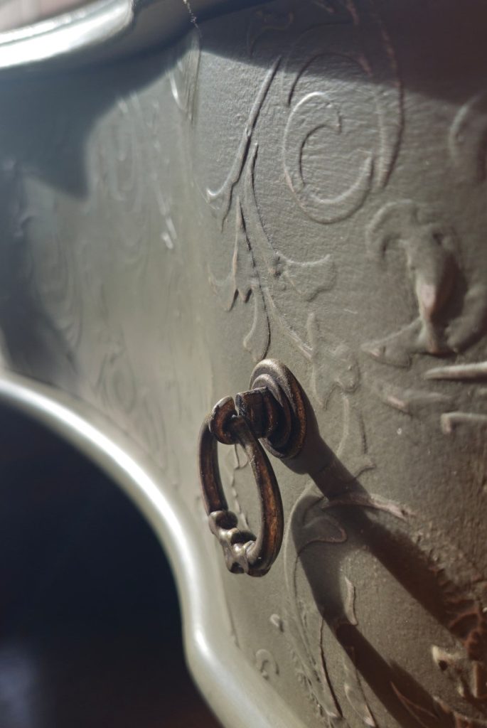 Detalle del relieve y del tirador