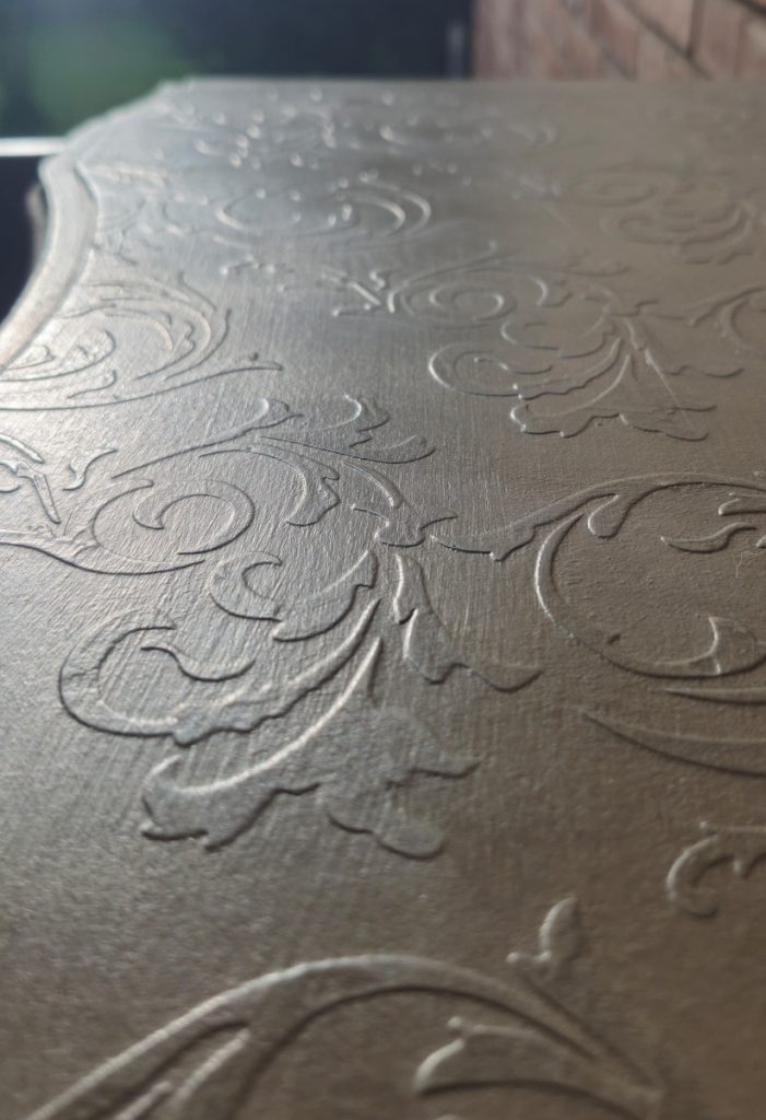 Detalle del relieve de la parte superior