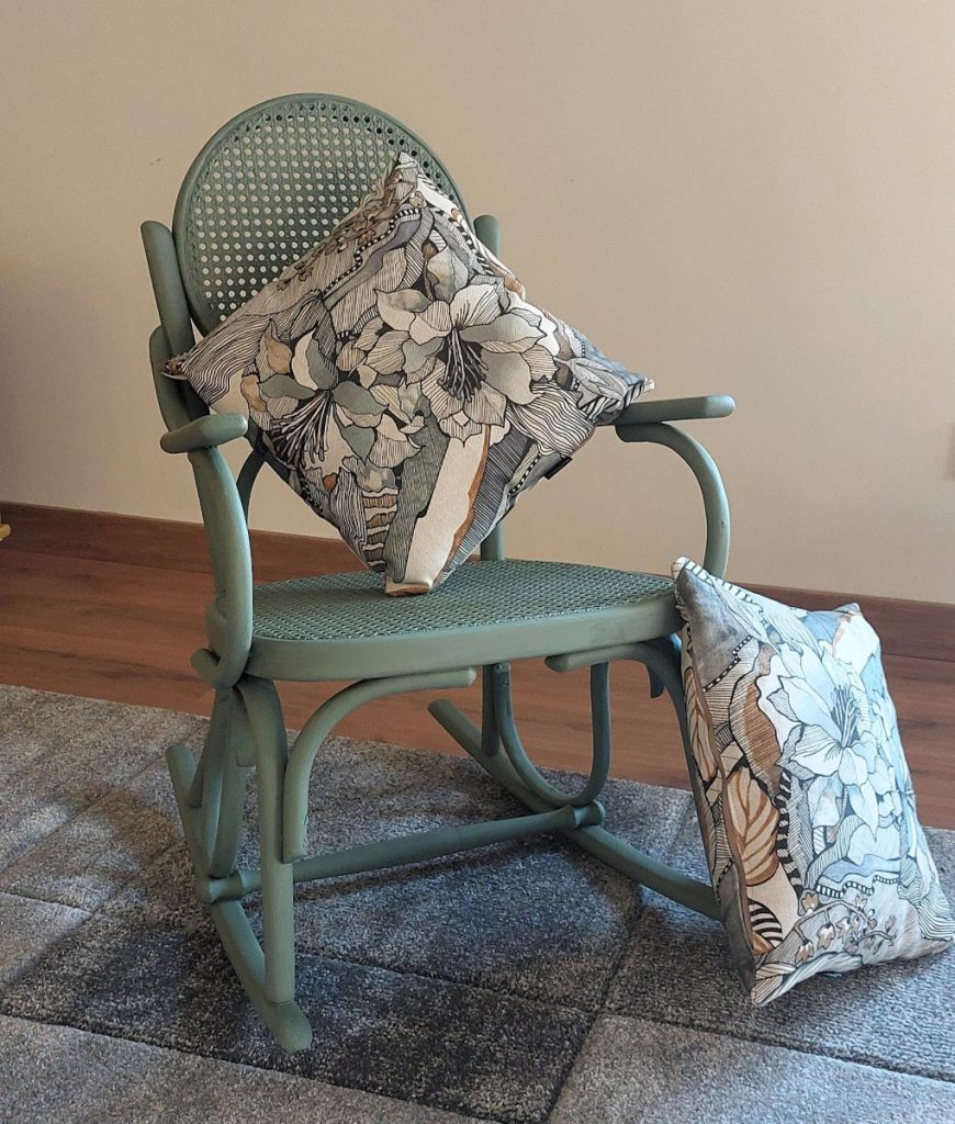 Mecedora con rejilla de color verde claro