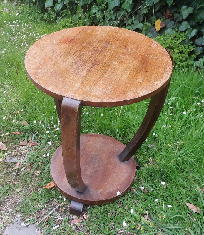 Mesita redonda alta de madera estropeada