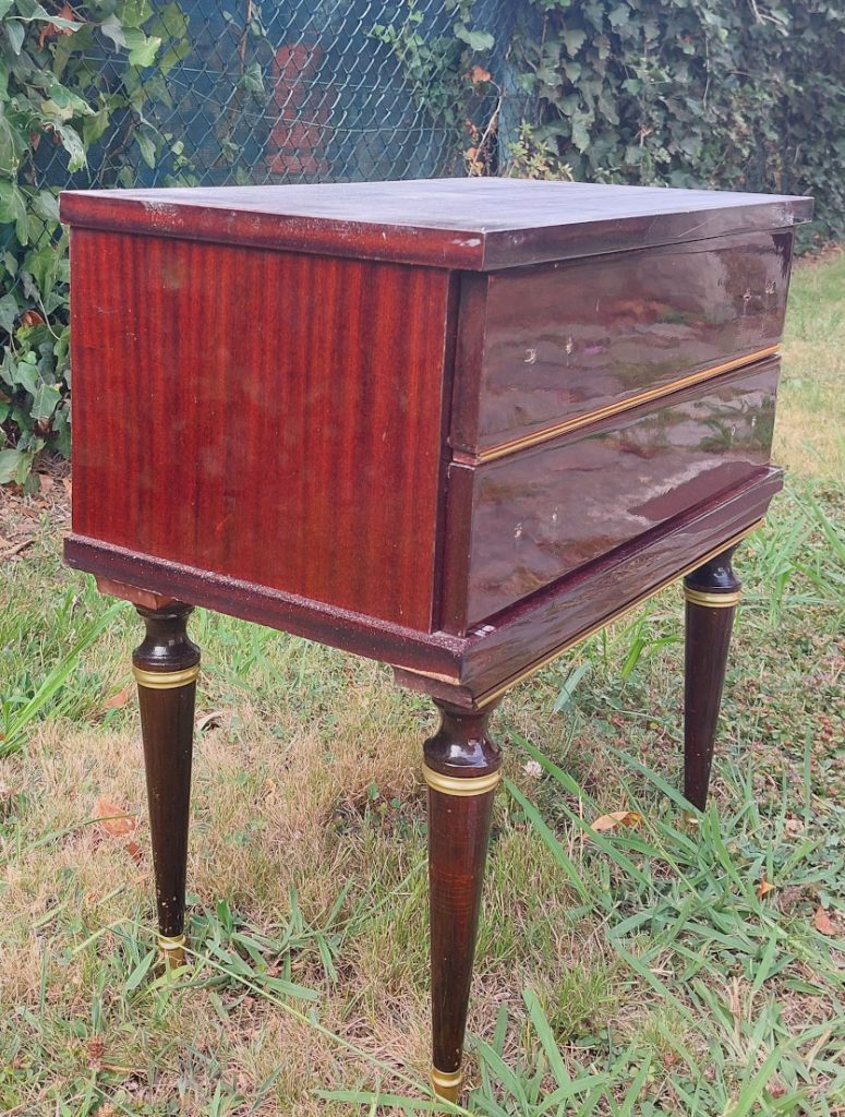 Mesilla de dos cajones antes de la restauración.