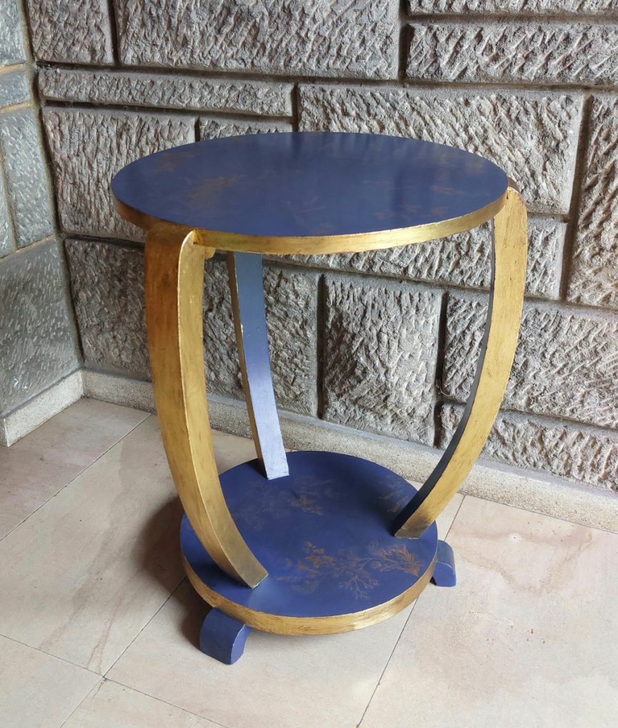 Mesita azul con aplicaciones doradas