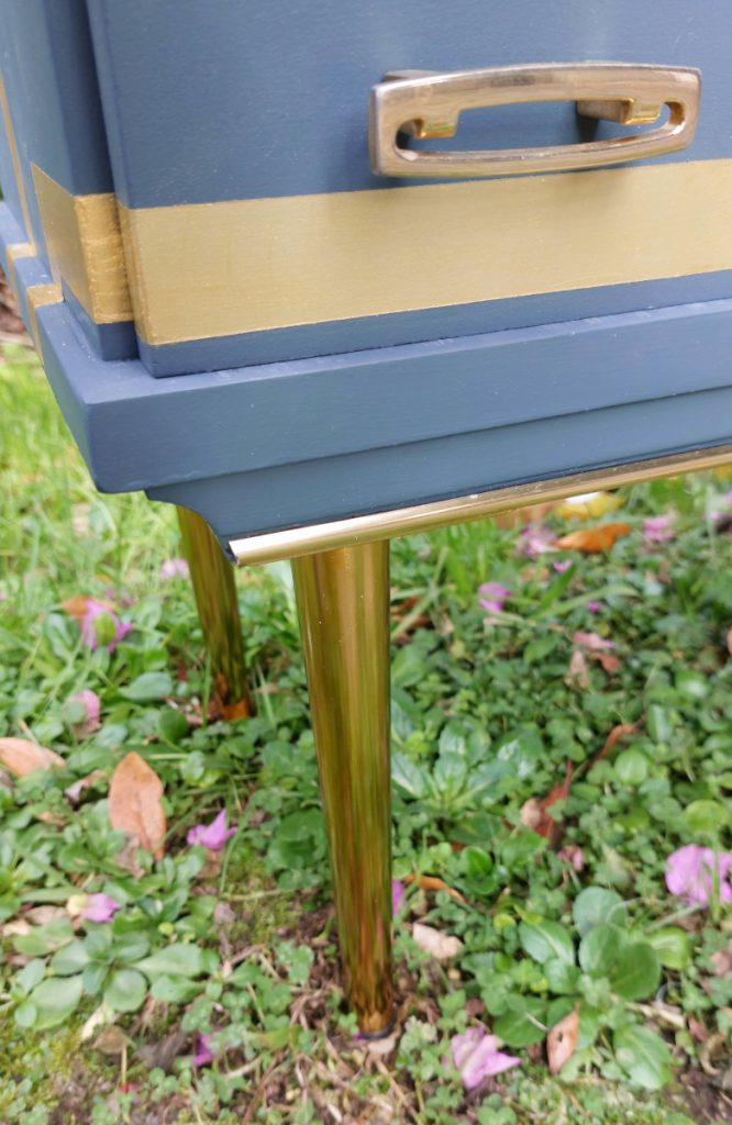 Detalle de las patas doradas nuevas