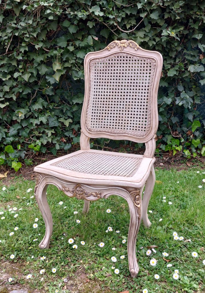 Silla estilo regio pintada en color claro y envejecida con ceras