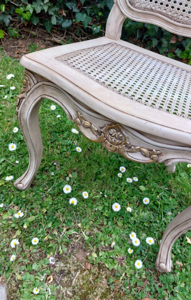 Detalle del dorado de la parte frontal baja de la silla