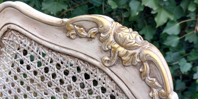 Detalle del dorado de la parte superior del respaldo de la silla