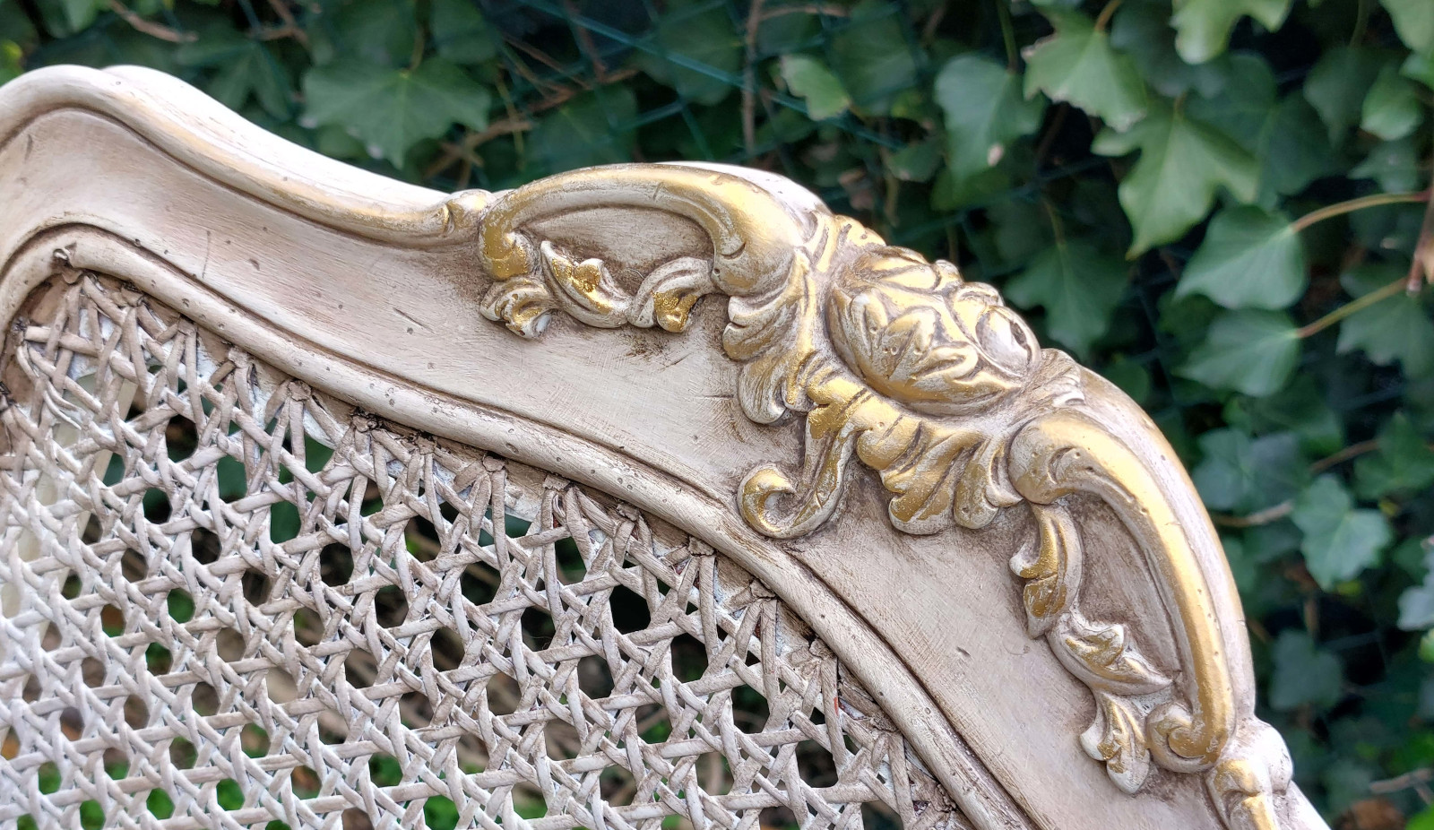 Detalle del dorado de la parte superior del respaldo de la silla