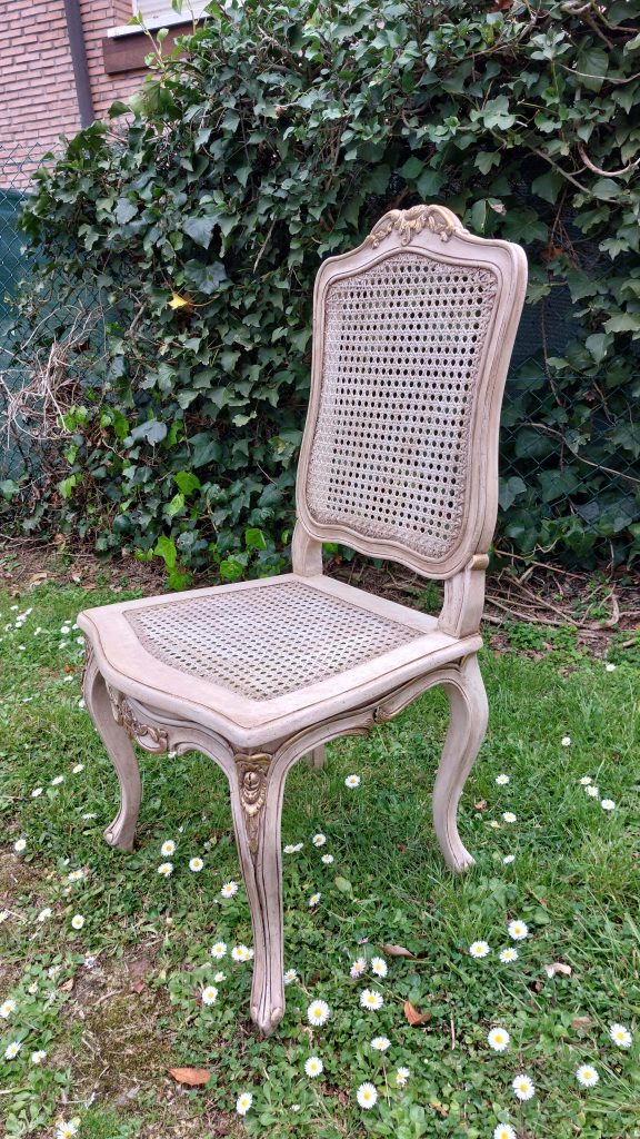 Silla estilo regio pintada en color claro y envejecida con ceras