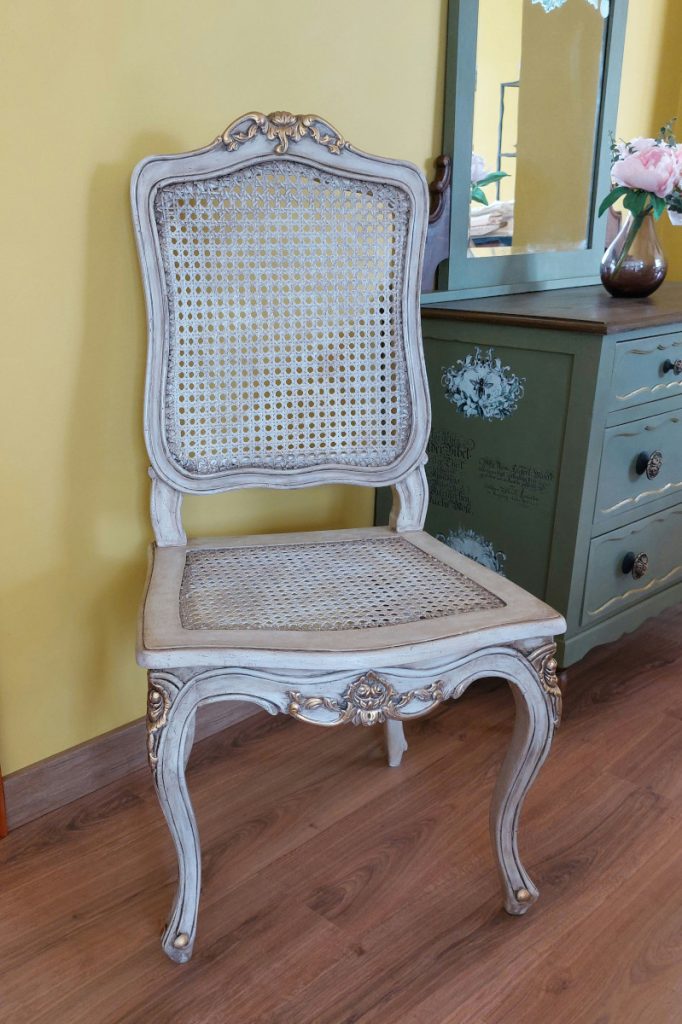 Silla estilo regio pintada en color claro y envejecida con ceras