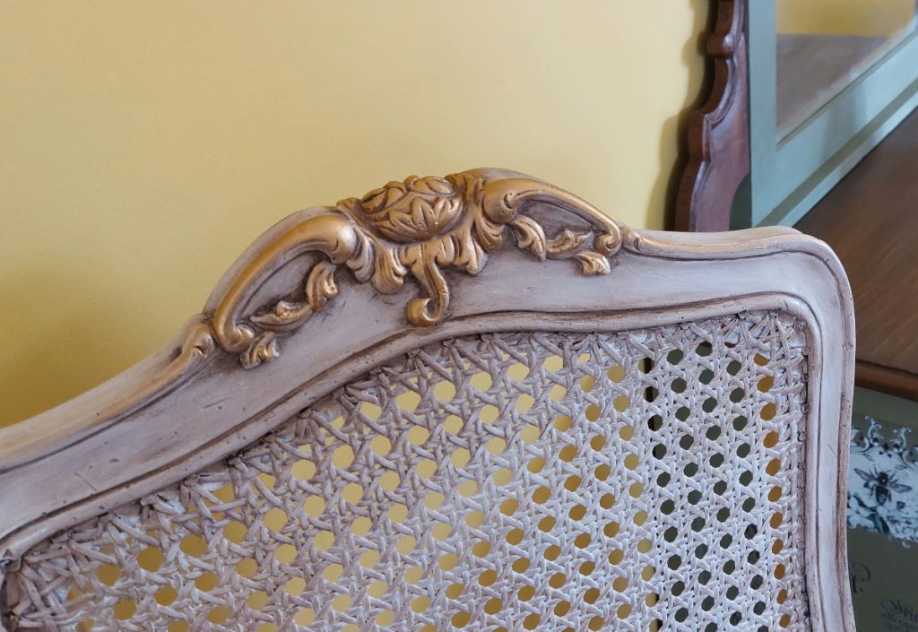 Detalle del dorado de la parte superior del respaldo de la silla