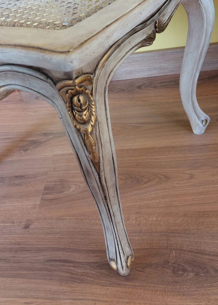 Detalle del dorado de una pata de la silla