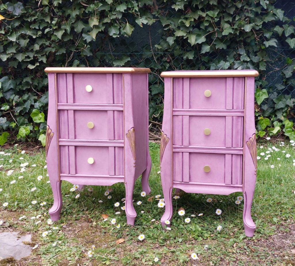 Dos mesitas de coche pintadas en color malva y dorados