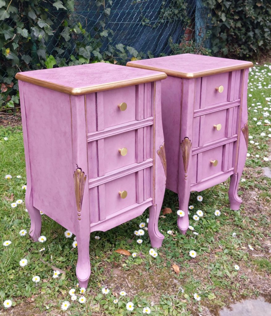 Dos mesitas de coche pintadas en color malva vistas desde un lateral