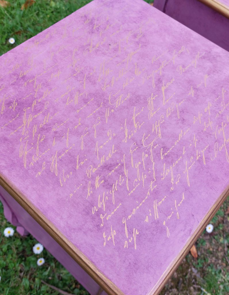 Detalle se la parte superior con una carta escrita en dorado