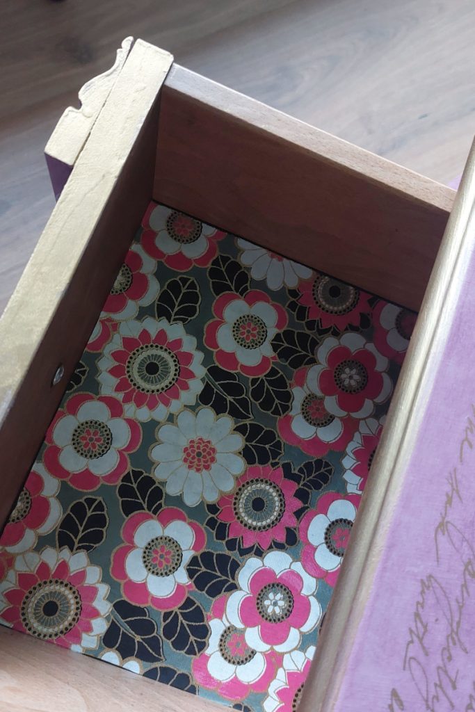 Detalle del papel estampado del interior de los cajones