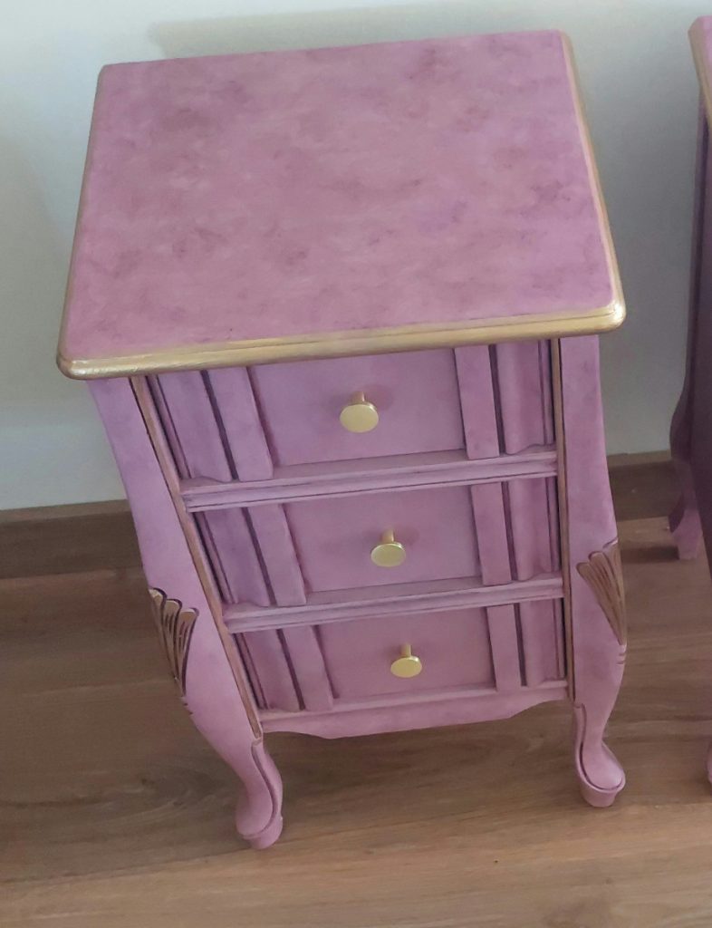 Una de las mesitas pintadas en malva