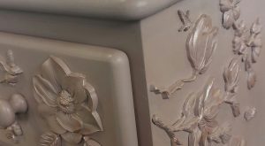 Detalle del relieve floral en rosa pálido