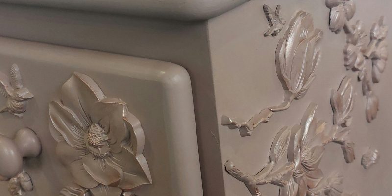 Detalle del relieve floral en rosa pálido