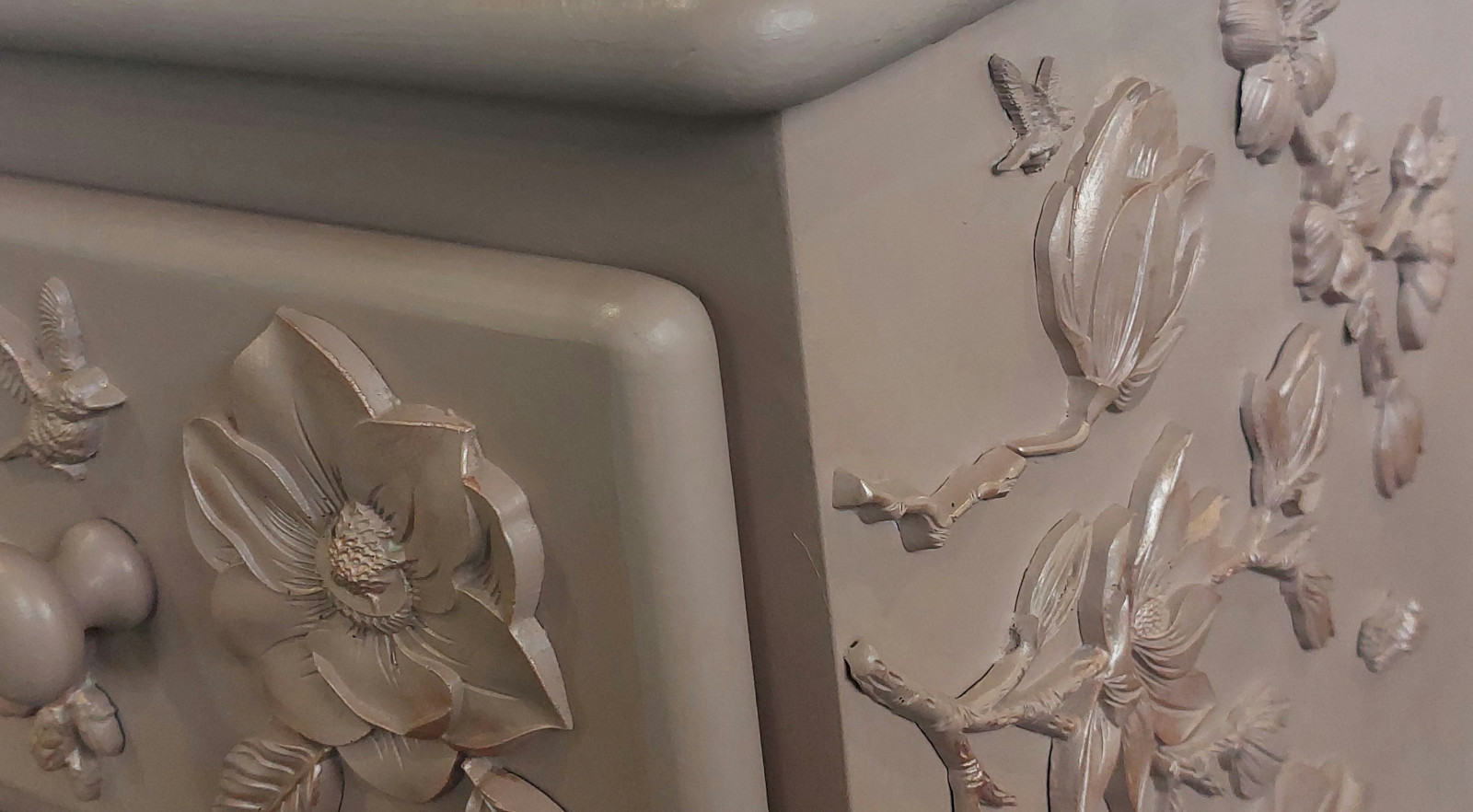 Detalle del relieve floral en rosa pálido