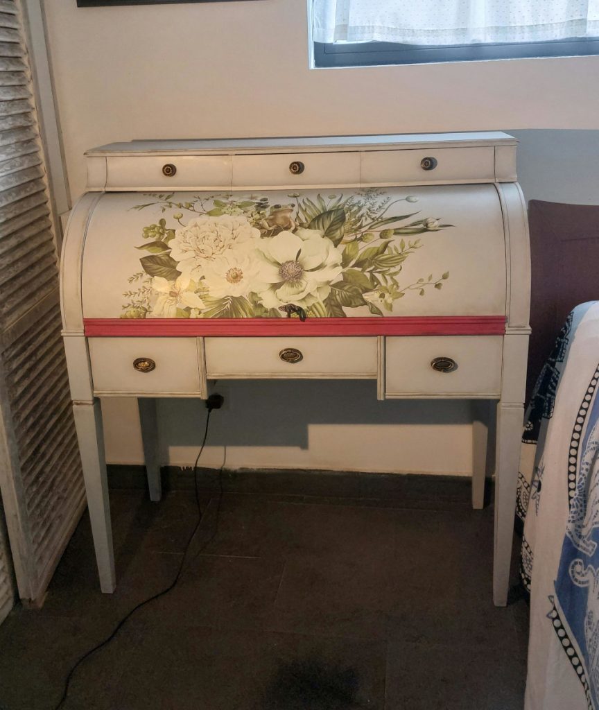 Escritorio de cilindro pintado en gris claro y decorado con una transferencia en tonos verdosos