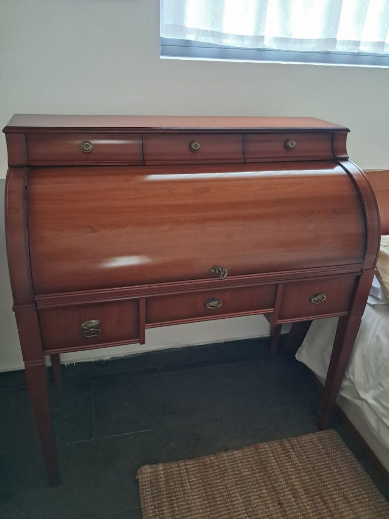 Escritorio de cilindro en madera de cerezo