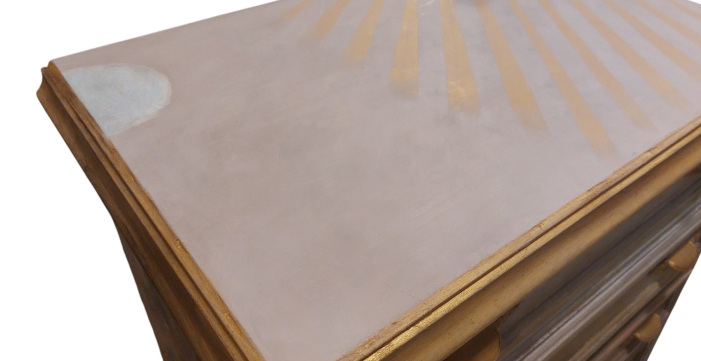 Parte superior del mueble con la luna y los rayos de sol